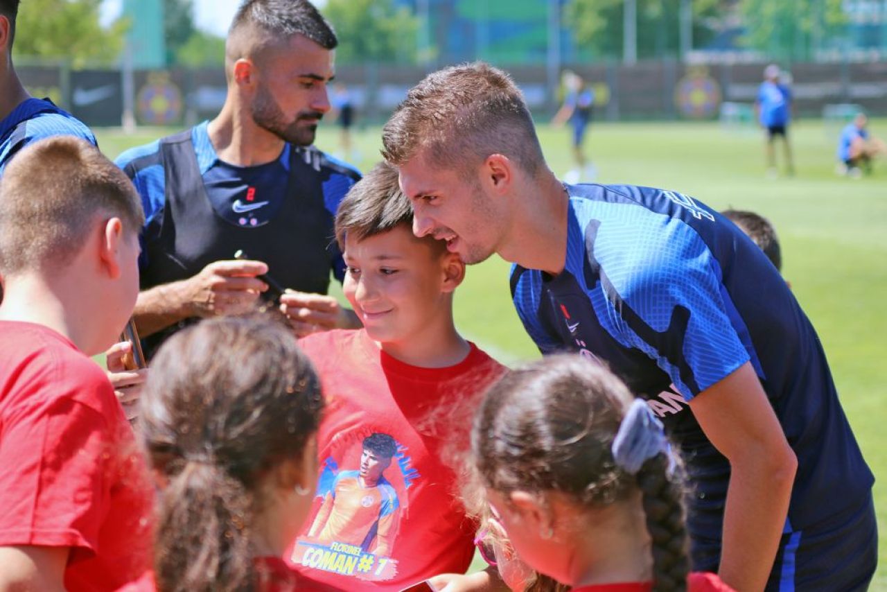Jucătorii FCSB, asaltați în cantonamentul de la Berceni! Cine a intrat pe teren și ce le-au cerut jucătorilor_3