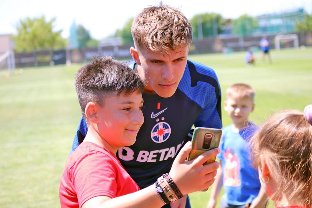 Jucătorii FCSB, asaltați în cantonamentul de la Berceni! Cine a intrat pe teren și ce le-au cerut jucătorilor_4