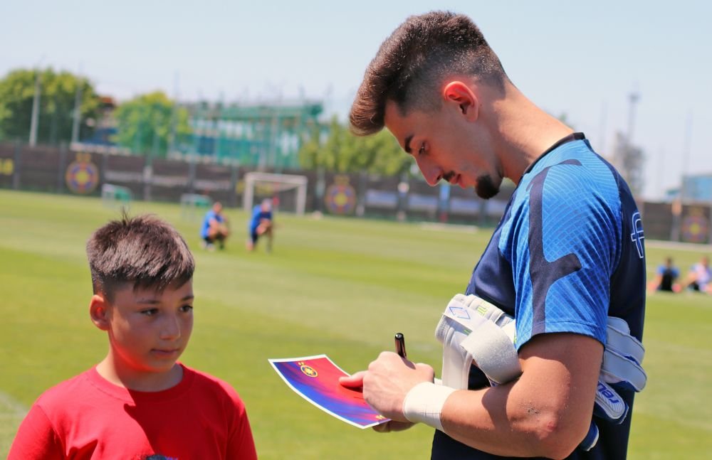 Jucătorii FCSB, asaltați în cantonamentul de la Berceni! Cine a intrat pe teren și ce le-au cerut jucătorilor_6