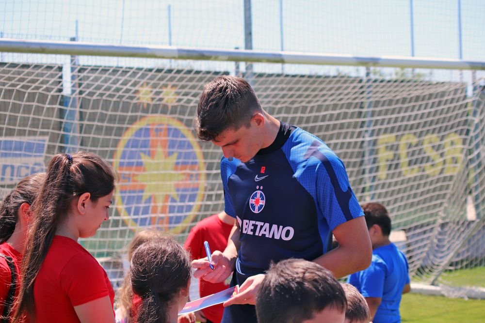Jucătorii FCSB, asaltați în cantonamentul de la Berceni! Cine a intrat pe teren și ce le-au cerut jucătorilor_7