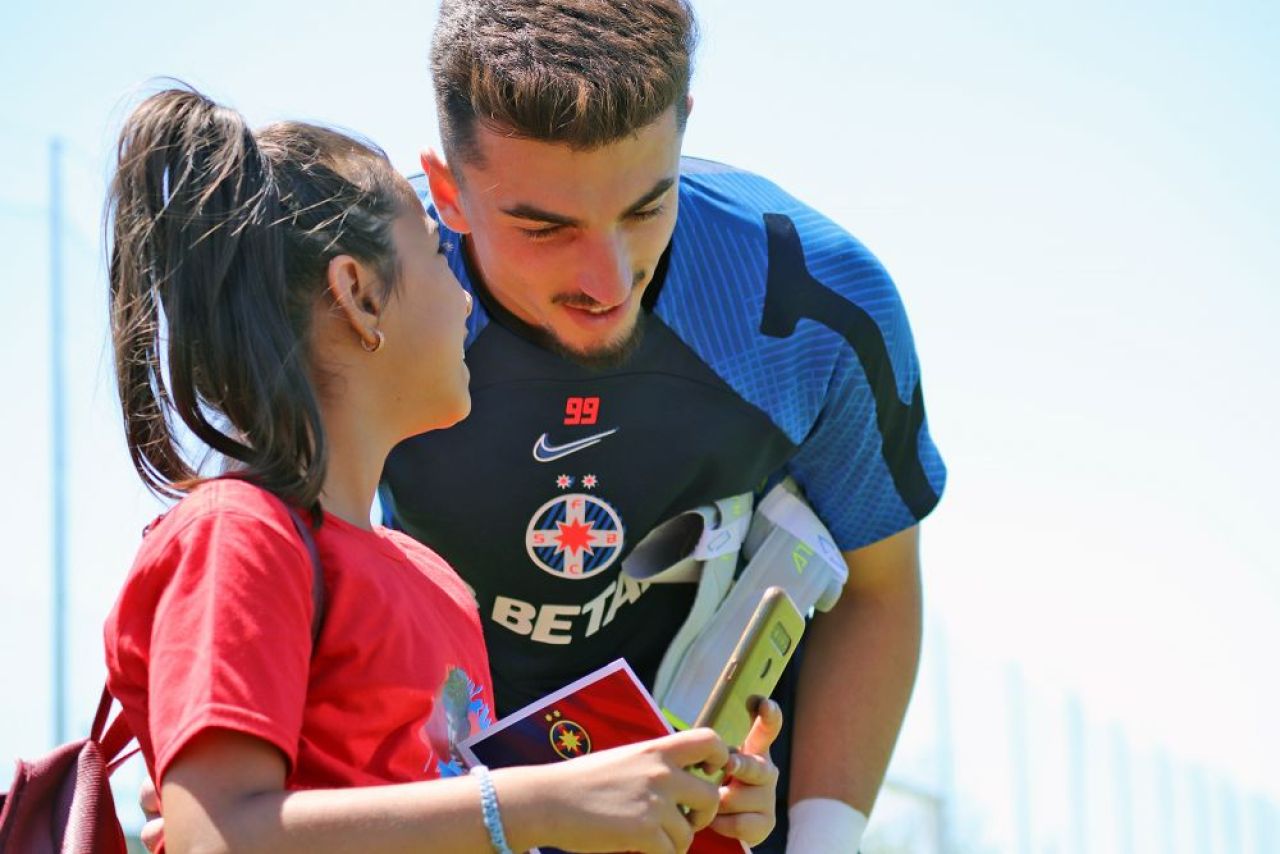 Jucătorii FCSB, asaltați în cantonamentul de la Berceni! Cine a intrat pe teren și ce le-au cerut jucătorilor_8