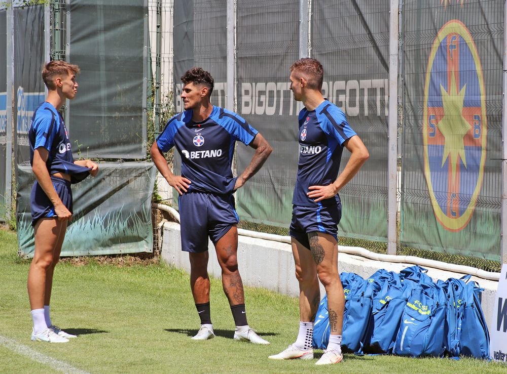 Jucătorii FCSB, asaltați în cantonamentul de la Berceni! Cine a intrat pe teren și ce le-au cerut jucătorilor_9