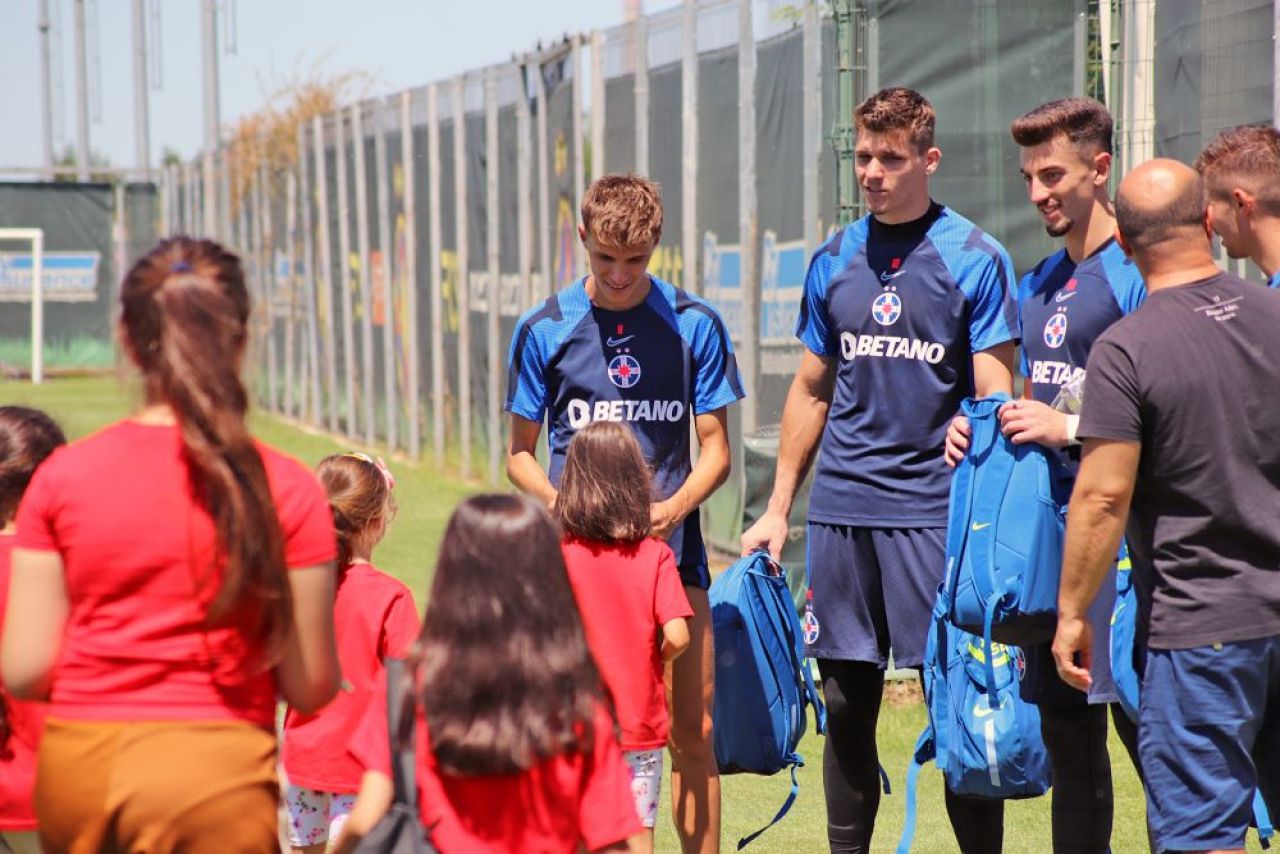 Jucătorii FCSB, asaltați în cantonamentul de la Berceni! Cine a intrat pe teren și ce le-au cerut jucătorilor_10
