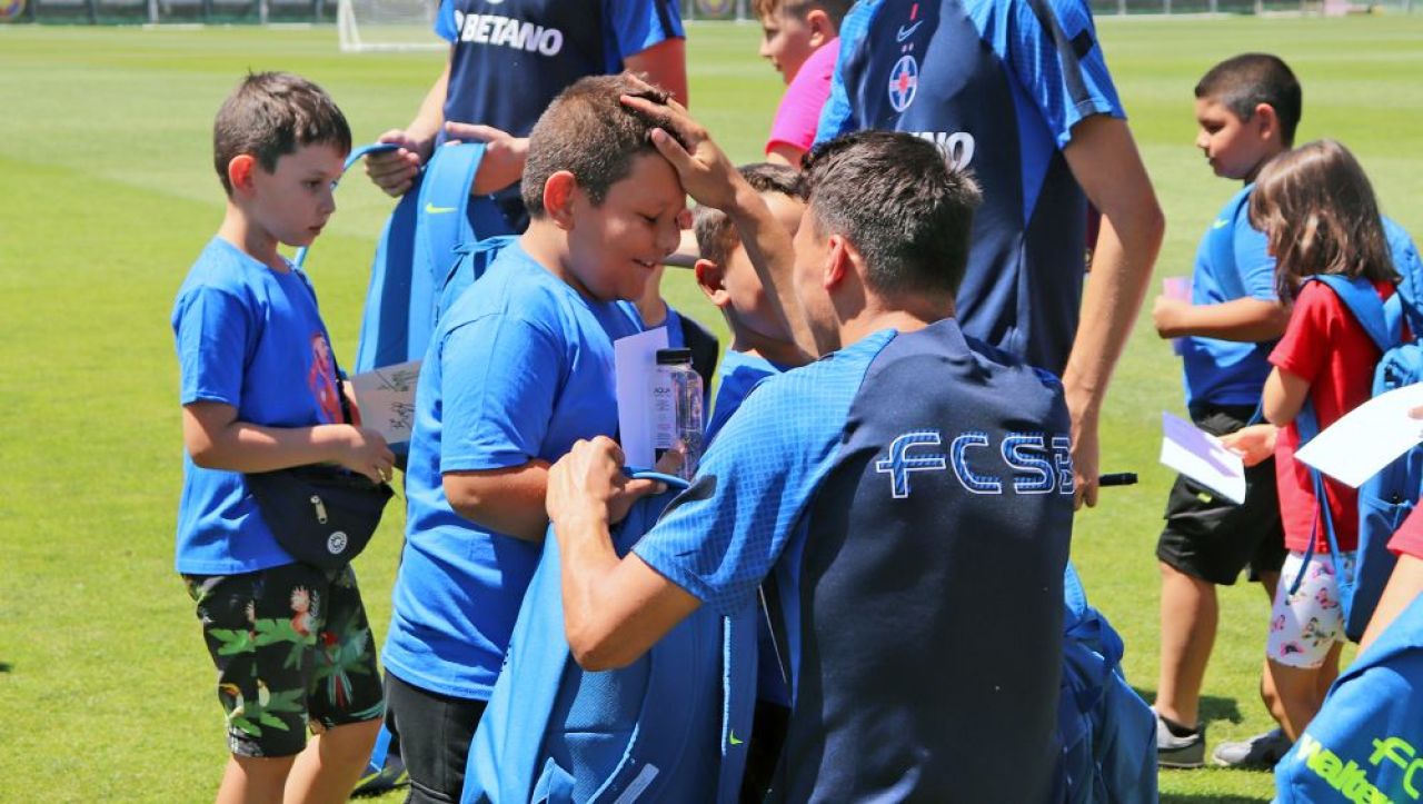 Jucătorii FCSB, asaltați în cantonamentul de la Berceni! Cine a intrat pe teren și ce le-au cerut jucătorilor_11