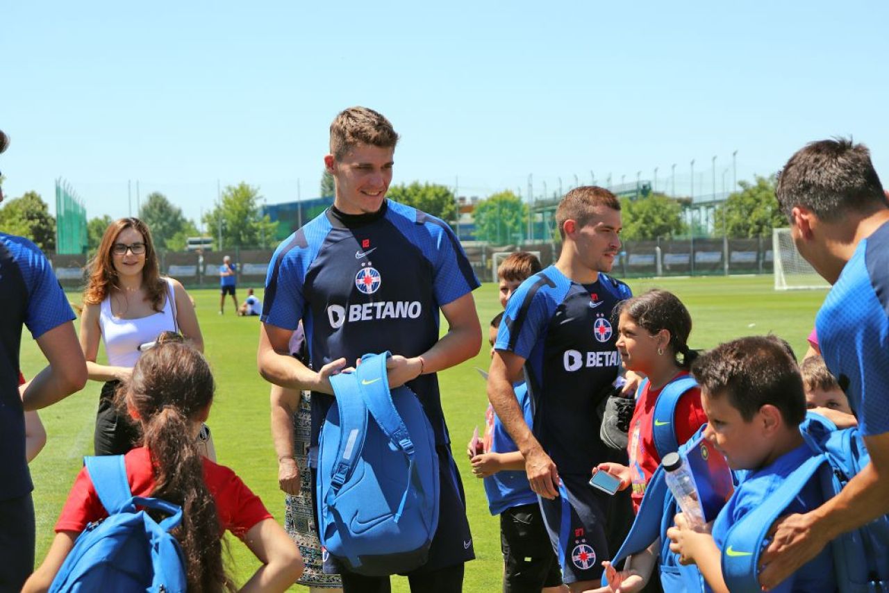Jucătorii FCSB, asaltați în cantonamentul de la Berceni! Cine a intrat pe teren și ce le-au cerut jucătorilor_13