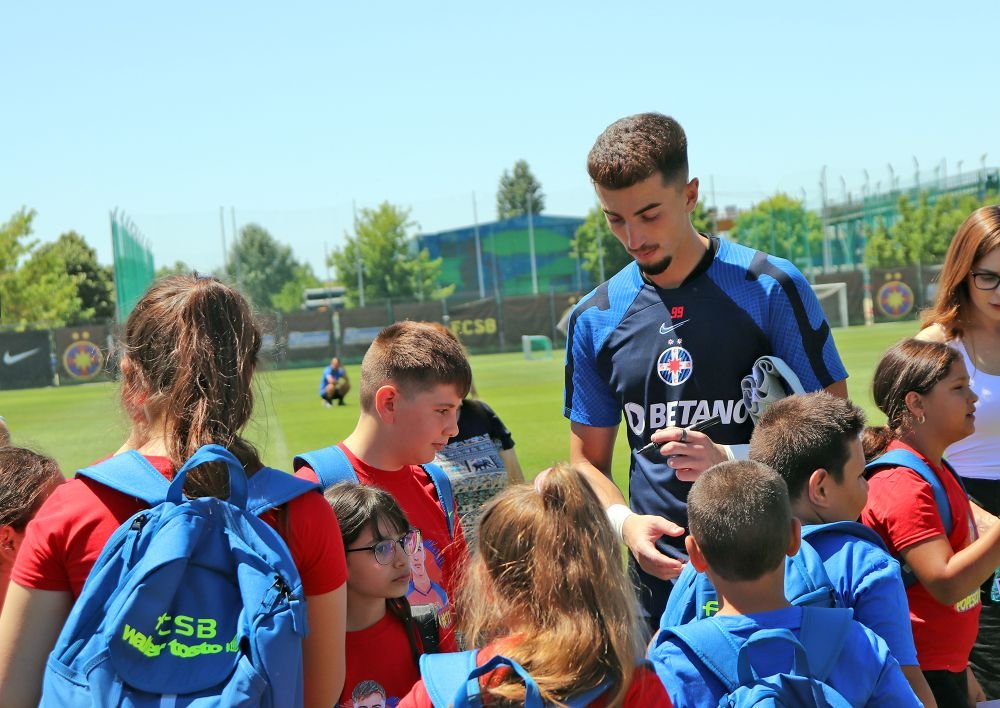 Jucătorii FCSB, asaltați în cantonamentul de la Berceni! Cine a intrat pe teren și ce le-au cerut jucătorilor_16
