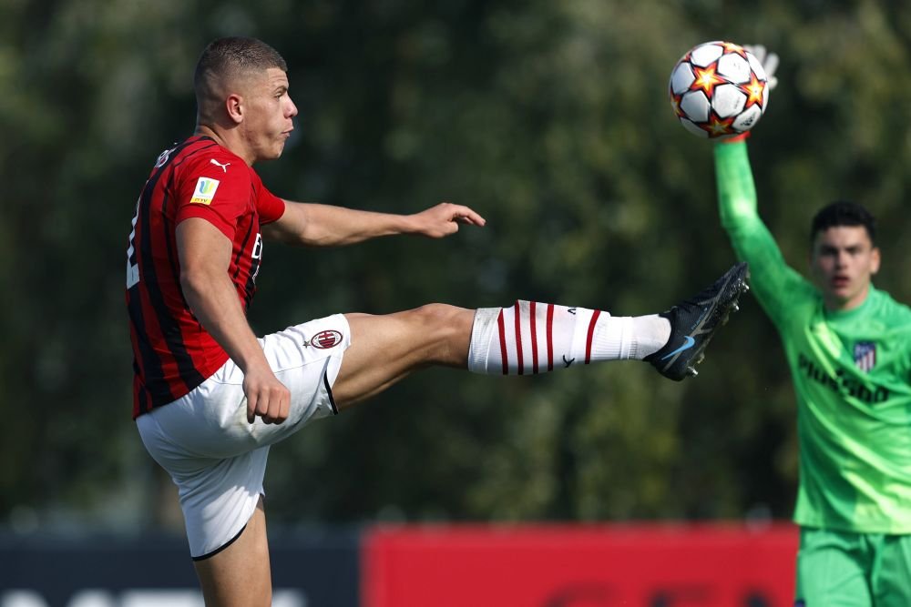 Încă un român la AC Milan! Cine e jucătorul folosit de Stefano Pioli în primul amical al verii_2