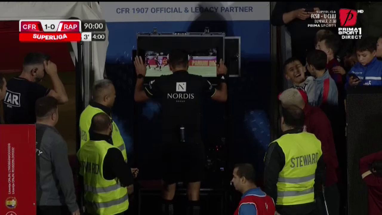 Final de infarct în CFR Cluj - Rapid! Primul penalty din istoria Superligii acordat după consultarea VAR_2