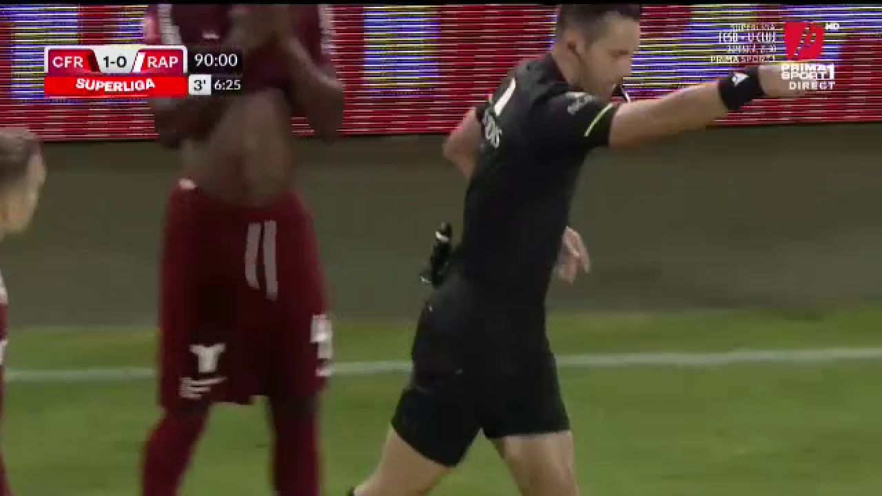 Final de infarct în CFR Cluj - Rapid! Primul penalty din istoria Superligii acordat după consultarea VAR_3