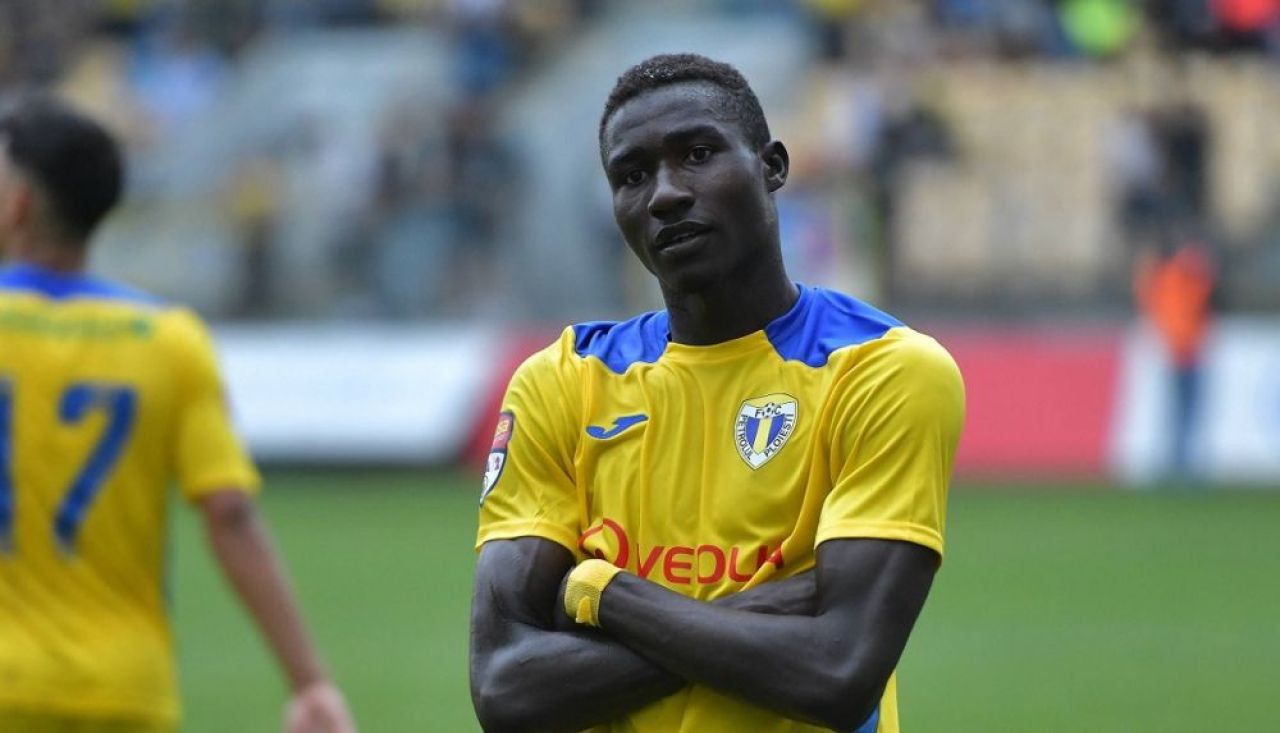 Conducerea Petrolului, acuzată că l-a cedat gratis pe golgheterul Sory Diarra. Costel Lazăr neagă și le dă replica fanilor: