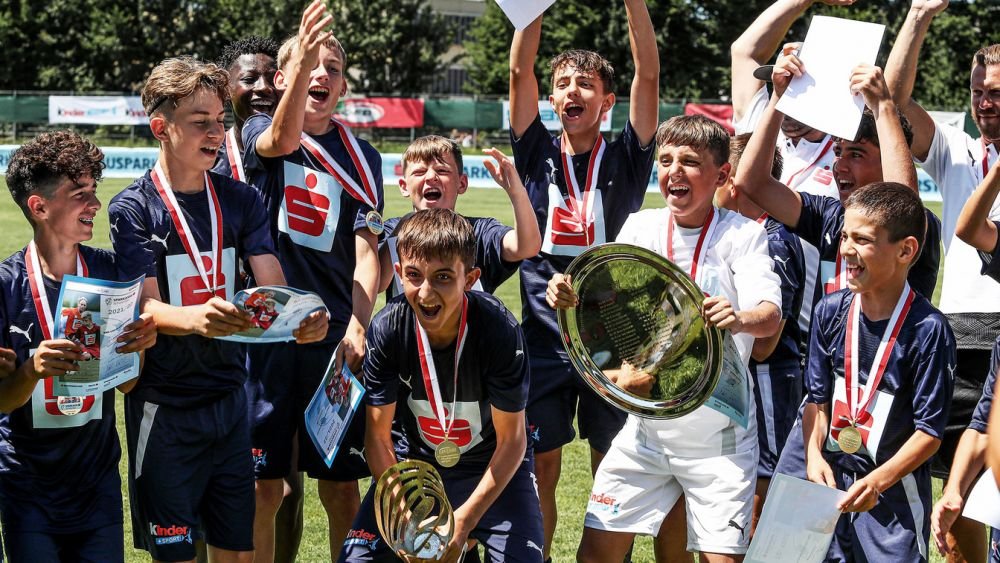 Încă un puști român face senzație în Austria: două goluri și două pase de gol în finala campionatului național, câștigată de echipa sa!_11