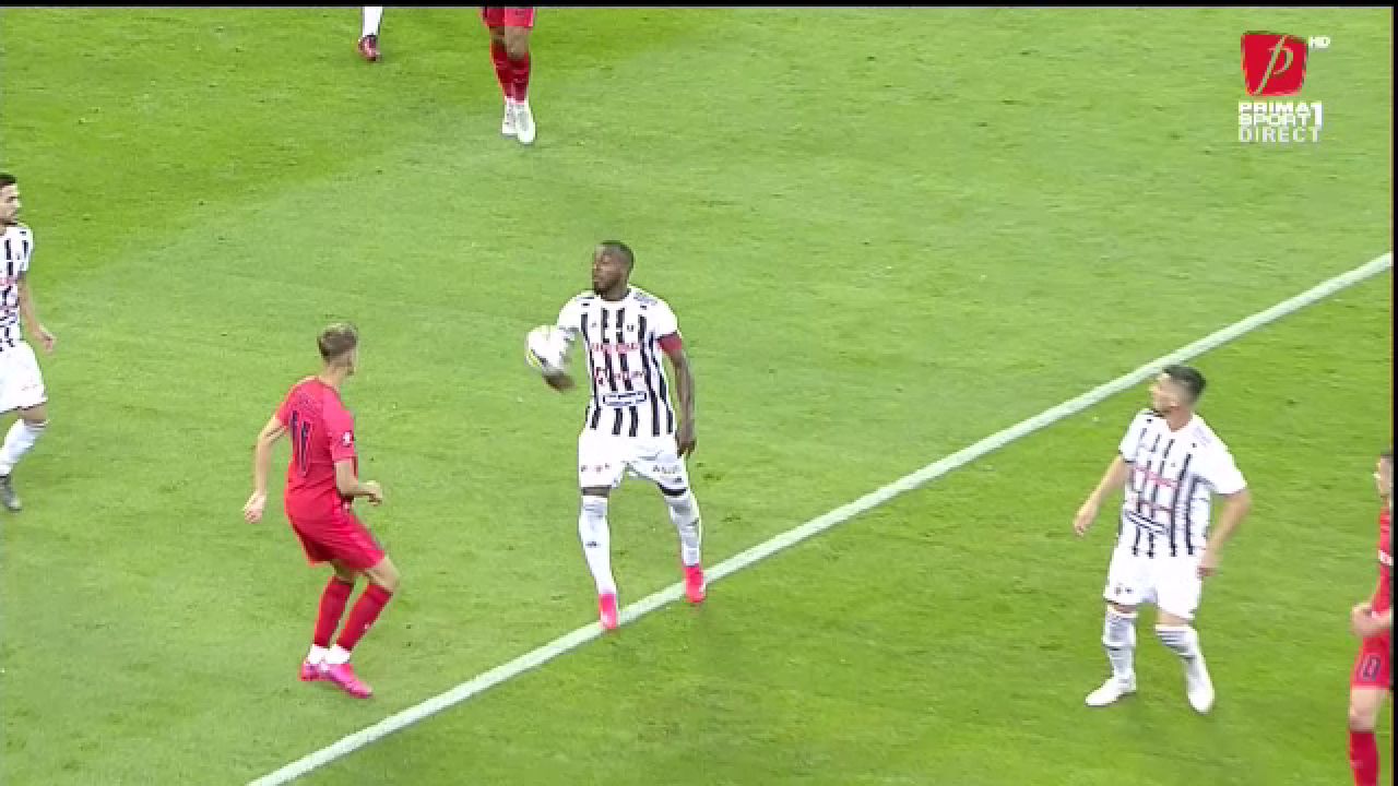 VAR-ul i-a refuzat un penalty lui FCSB în meciul cu U Cluj! Ce arată reluările la hențul lui Romario Pires_4