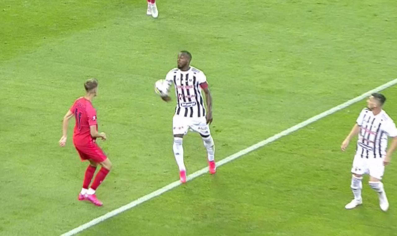 VAR-ul i-a refuzat un penalty lui FCSB în meciul cu U Cluj! Ce arată reluările la hențul lui Romario Pires_10