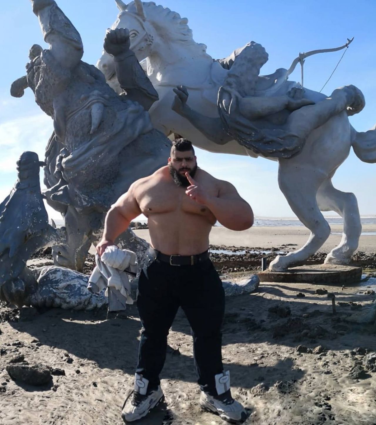'Hulk din Iran' și-a găsit un nou rival după ce a fost refuzat de teamă că se sinucide după luptă _8