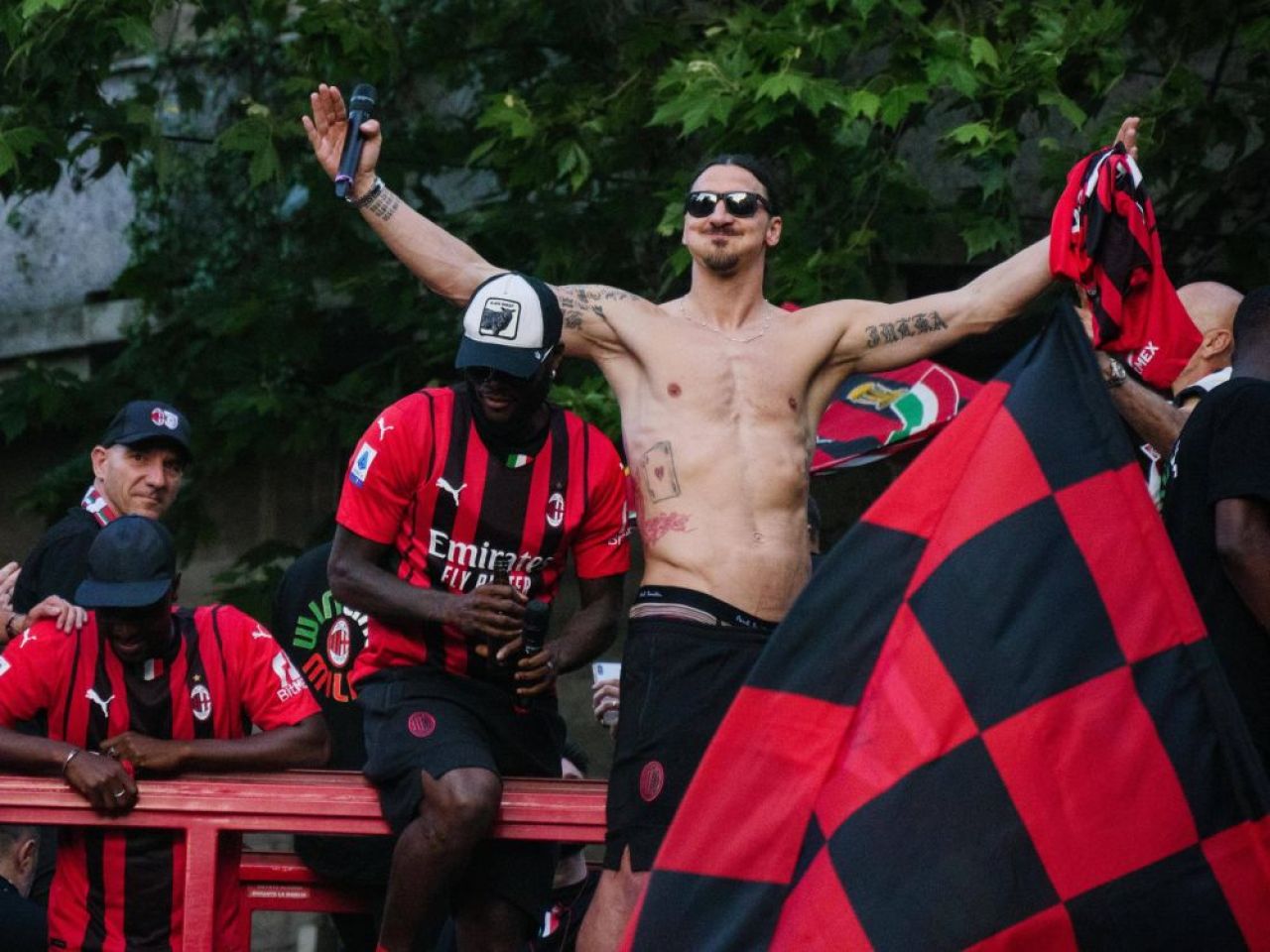 Zlatan Ibrahimovic și-a prelungit contractul cu AC Milan. Cât mai duce