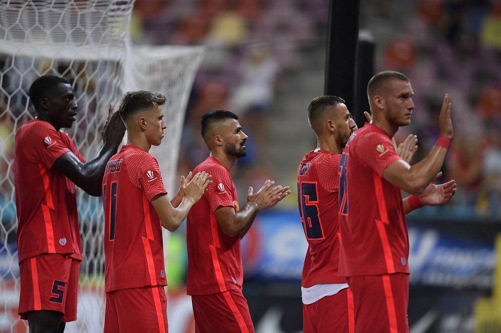 Fundașii centrali ai vicecampioanei FCSB, ironizați după primul meci &icirc;n Superliga: &bdquo;Aveau bombe la picioare!&rdquo;
