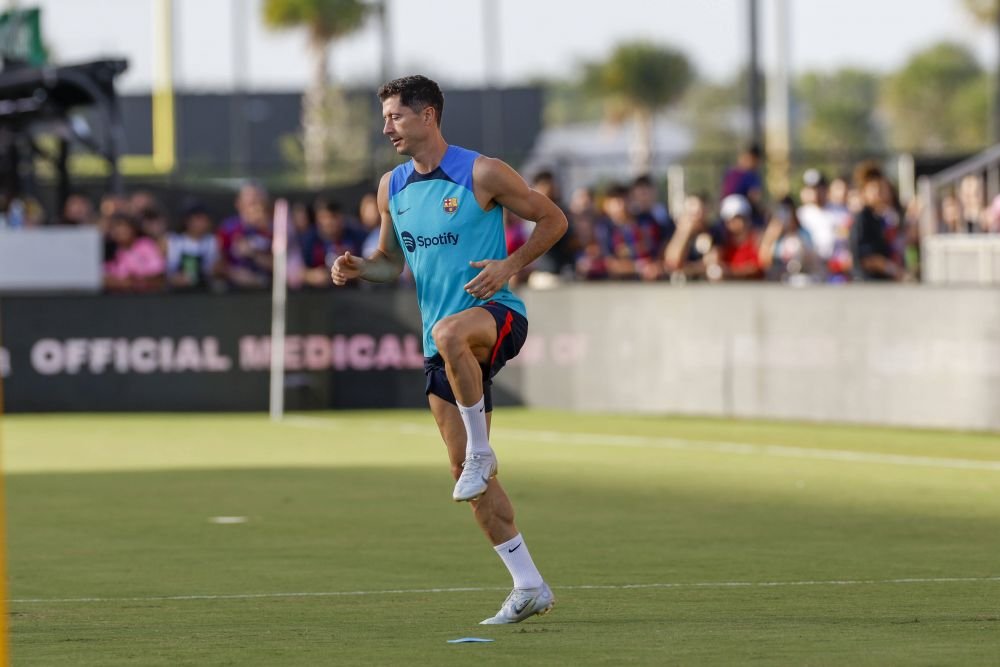 Motivul incredibil pentru care Barcelona nu poate vinde tricouri cu Robert Lewandowski_2