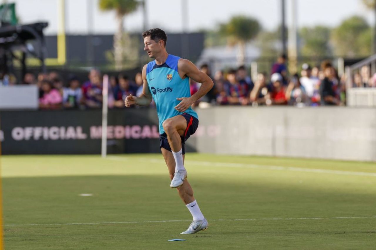 Motivul incredibil pentru care Barcelona nu poate vinde tricouri cu Robert Lewandowski_2