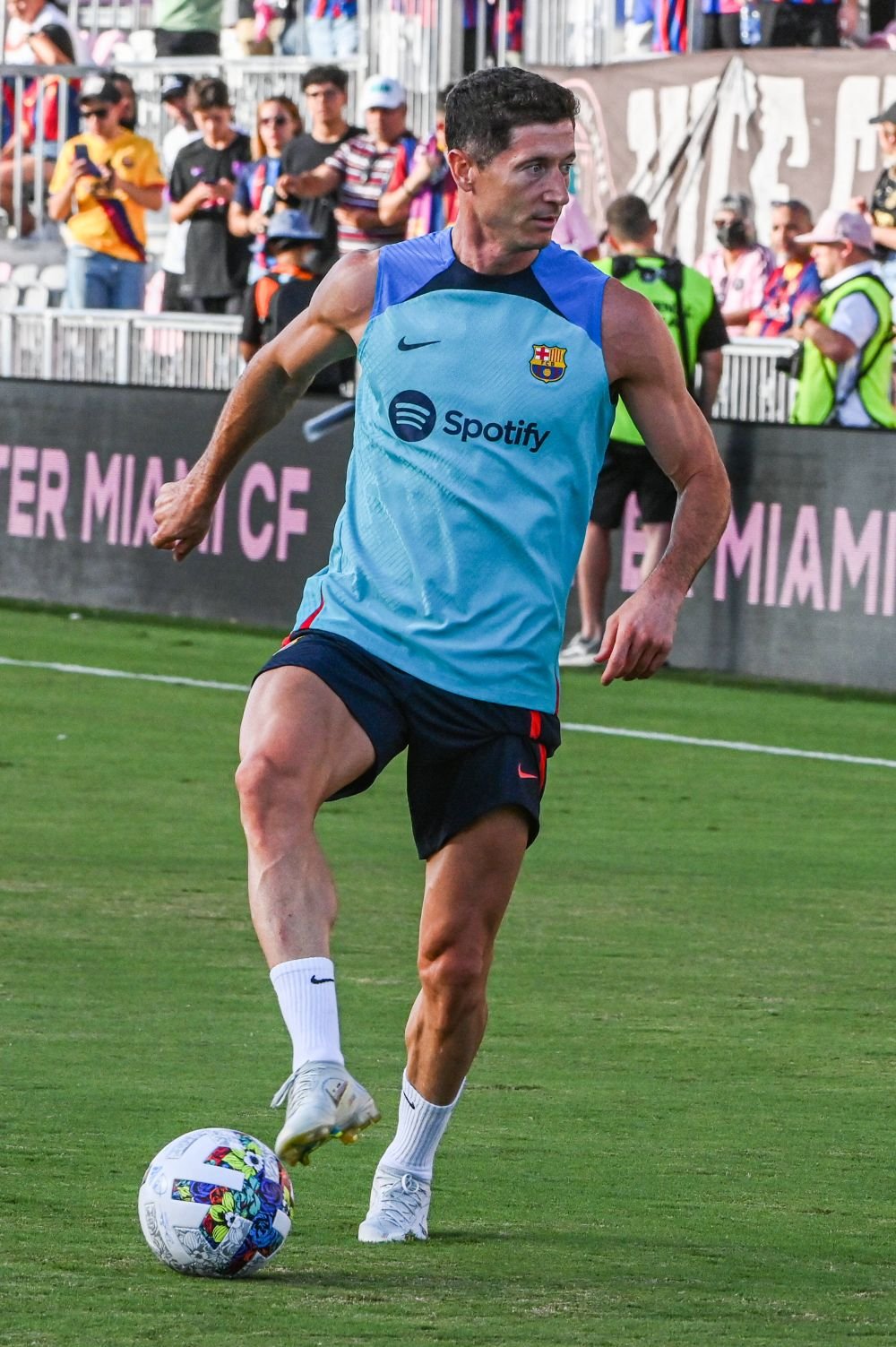 Motivul incredibil pentru care Barcelona nu poate vinde tricouri cu Robert Lewandowski_9