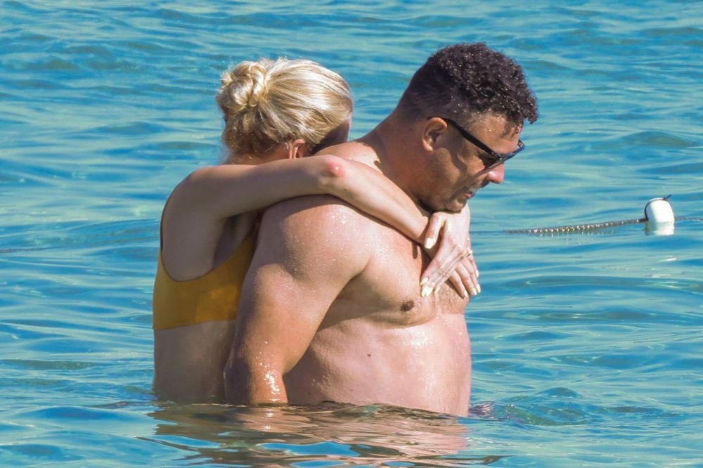 Ronaldo, departe de forma care l-a consacrat. Fanii nu l-au mai recunoscut pe starul brazilian: imagini alături de iubita cu 13 ani mai tânără_2