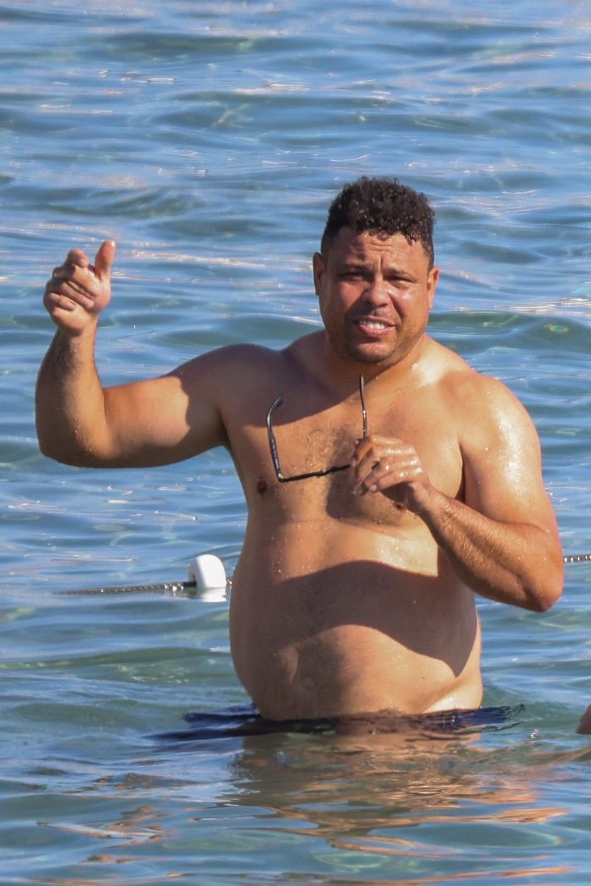 Ronaldo, departe de forma care l-a consacrat. Fanii nu l-au mai recunoscut pe starul brazilian: imagini alături de iubita cu 13 ani mai tânără_3