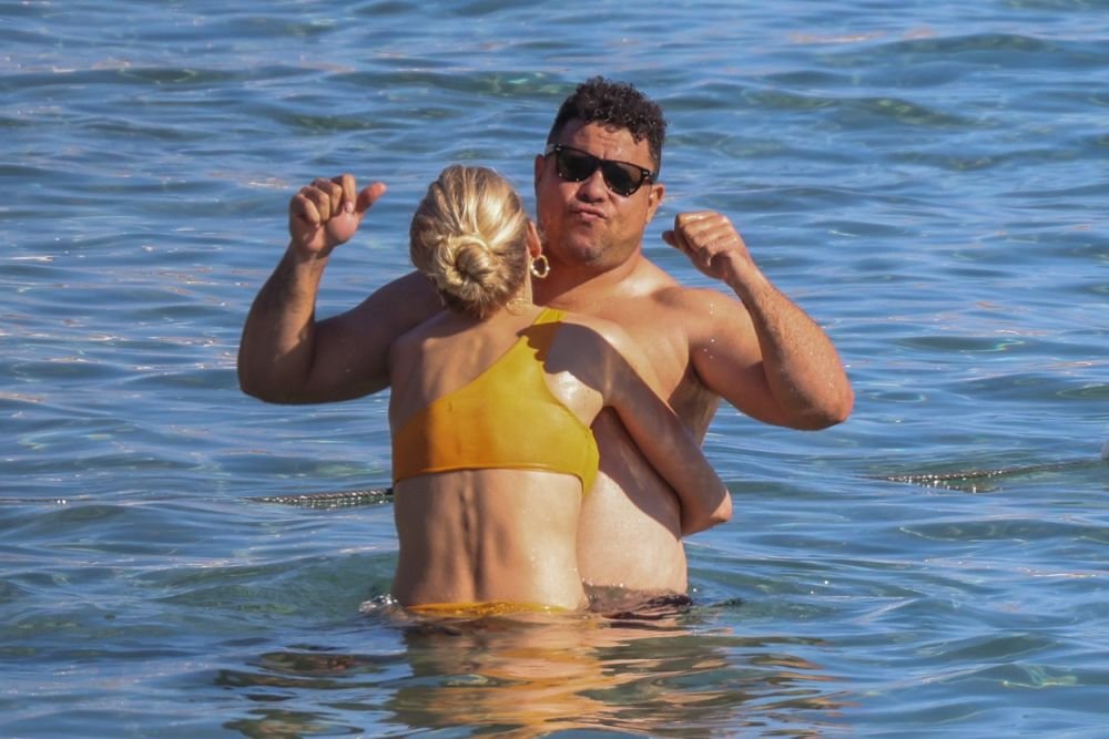 Ronaldo, departe de forma care l-a consacrat. Fanii nu l-au mai recunoscut pe starul brazilian: imagini alături de iubita cu 13 ani mai tânără_4