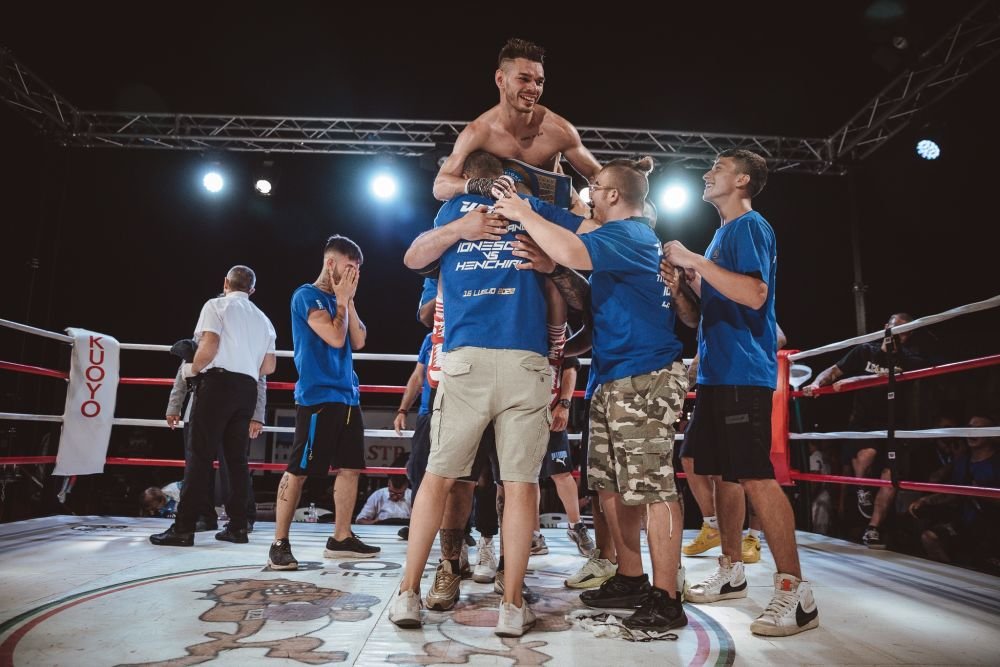 Fotbalistul român de la Fiorentina devenit boxer profesionist și campion național în Italia: ”Ăsta e numai începutul!”_2