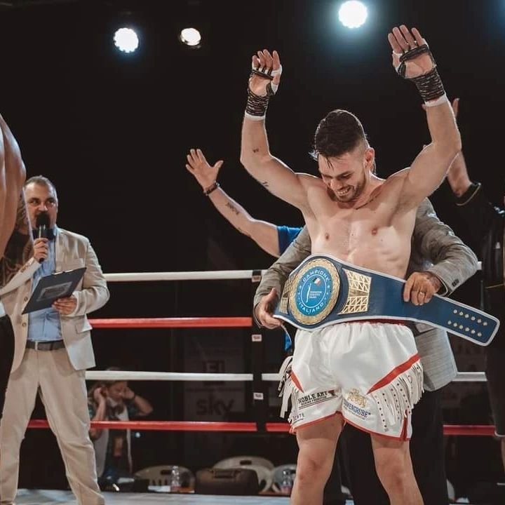 Fotbalistul român de la Fiorentina devenit boxer profesionist și campion național în Italia: ”Ăsta e numai începutul!”_9