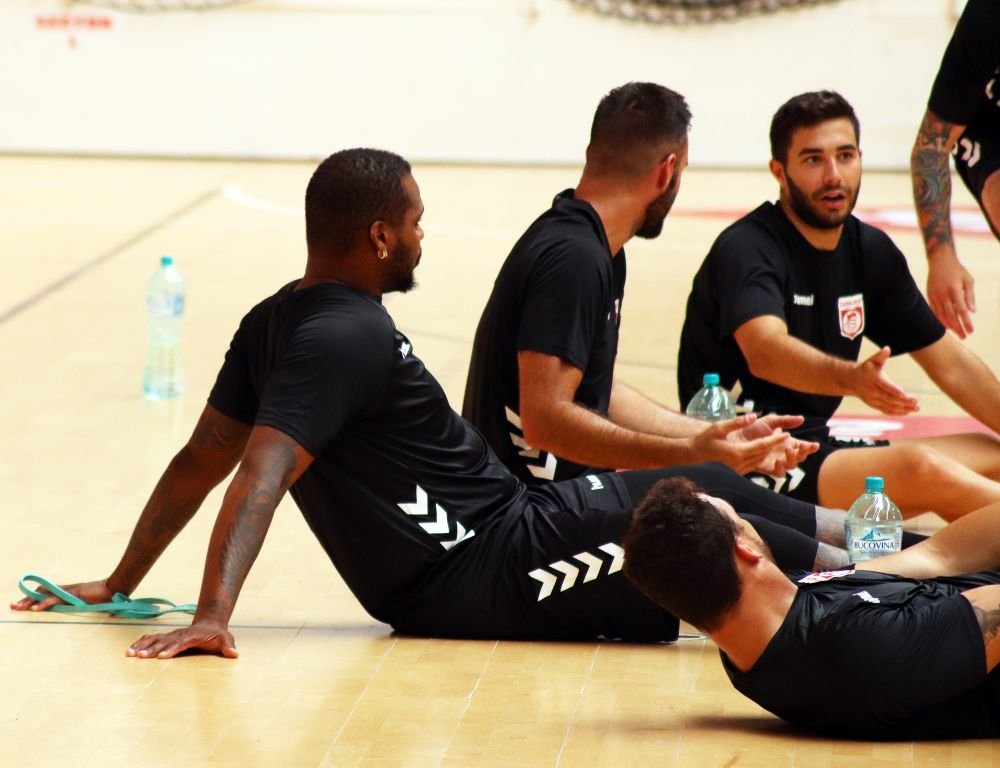 Joacă Dinamo zici că-i Barcelona! Antrenori și jucători ai catalanilor au ajuns la campioana României_6