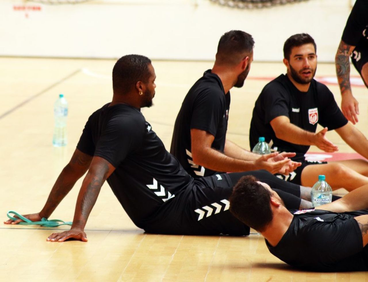 Joacă Dinamo zici că-i Barcelona! Antrenori și jucători ai catalanilor au ajuns la campioana României_6