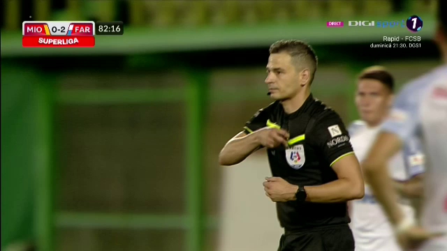 Moment amuzant în timpul meciului Mioveni - Farul! Ce a făcut un jucător pentru a nu fi eliminat_2
