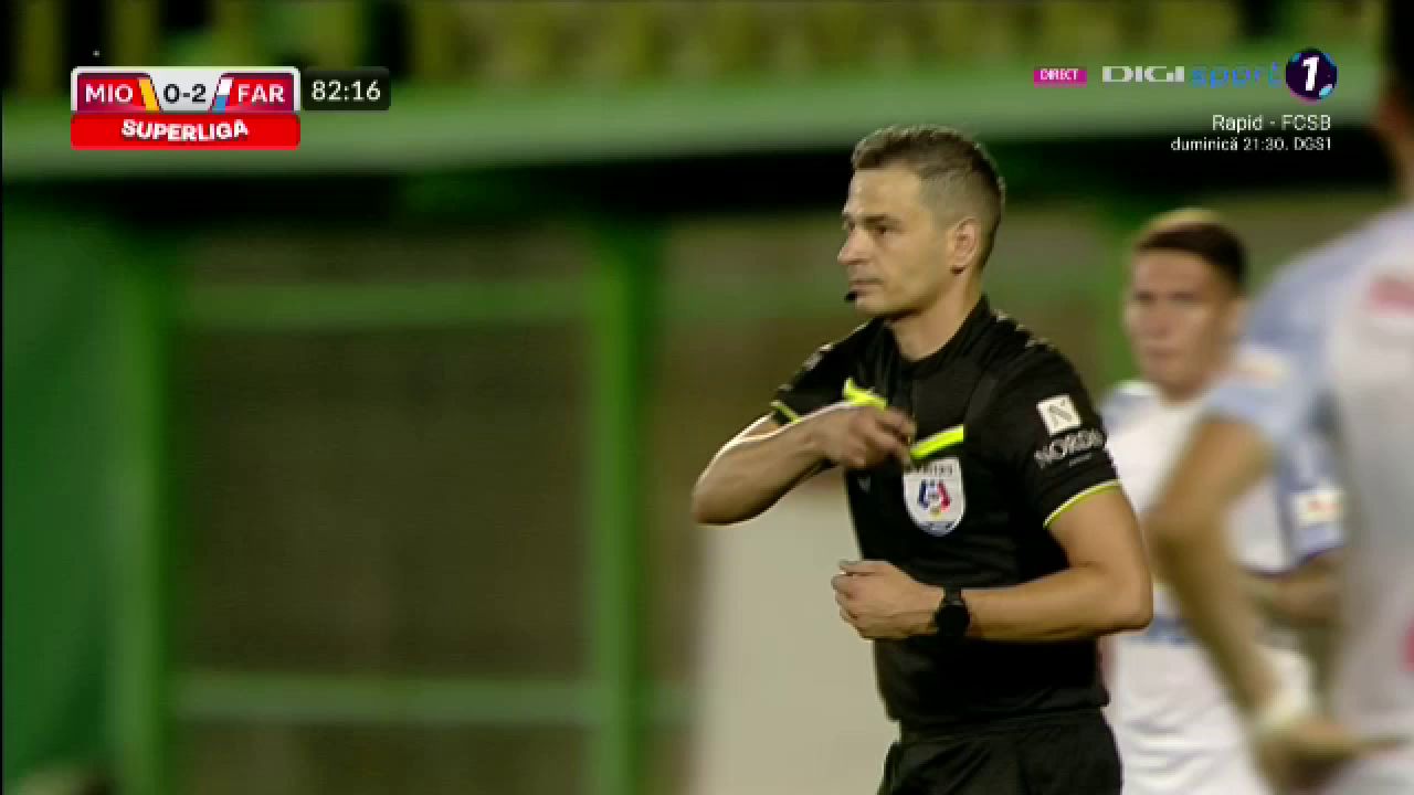 Moment amuzant în timpul meciului Mioveni - Farul! Ce a făcut un jucător pentru a nu fi eliminat_2