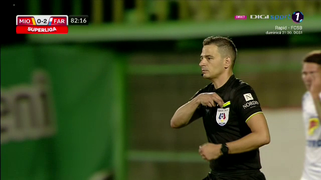 Moment amuzant în timpul meciului Mioveni - Farul! Ce a făcut un jucător pentru a nu fi eliminat_3