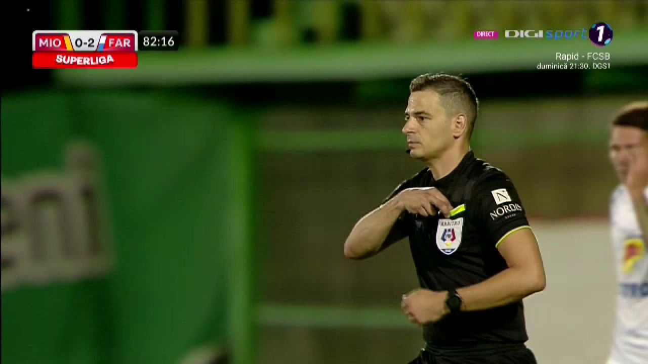 Moment amuzant în timpul meciului Mioveni - Farul! Ce a făcut un jucător pentru a nu fi eliminat_3