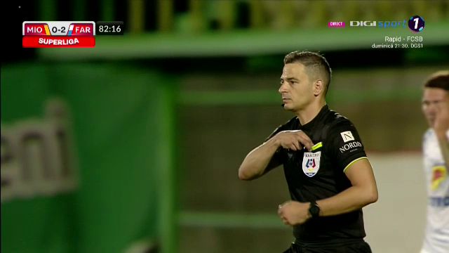 Moment amuzant în timpul meciului Mioveni - Farul! Ce a făcut un jucător pentru a nu fi eliminat_3