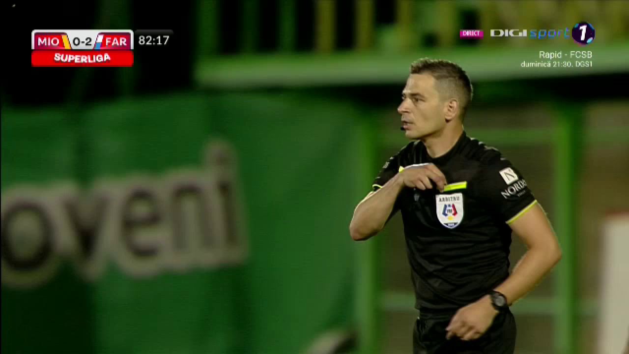 Moment amuzant în timpul meciului Mioveni - Farul! Ce a făcut un jucător pentru a nu fi eliminat_4