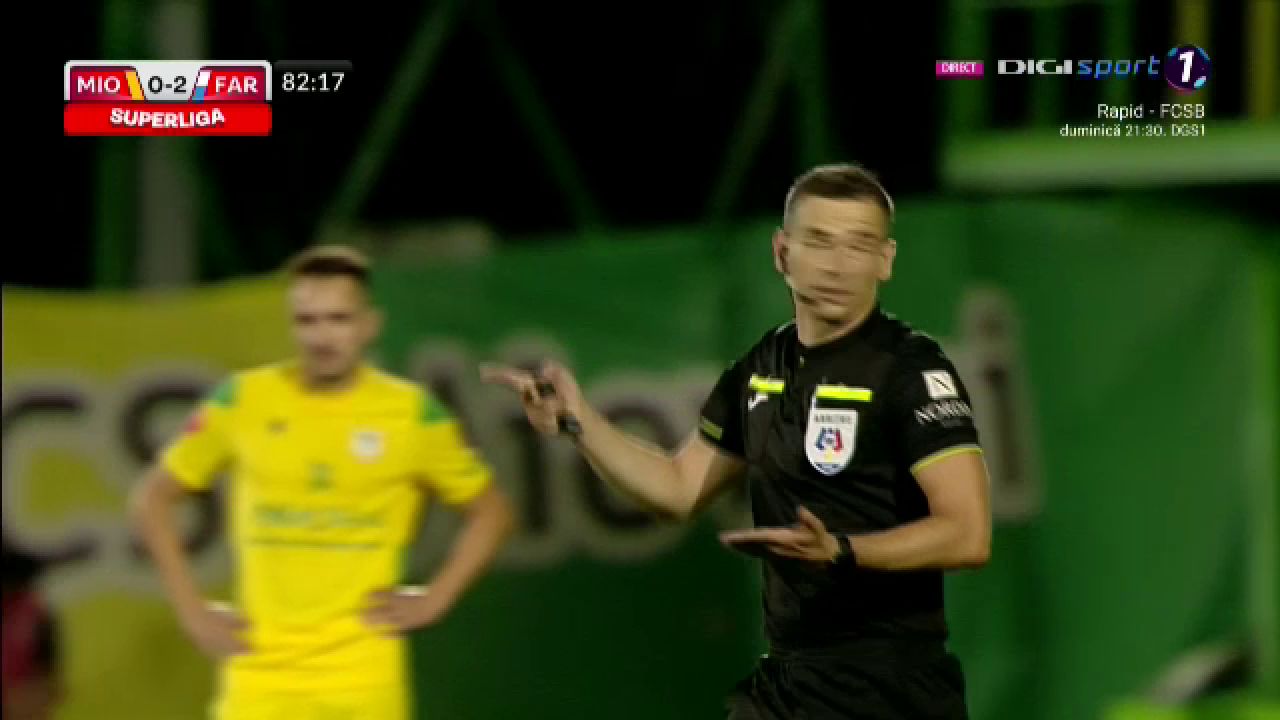 Moment amuzant în timpul meciului Mioveni - Farul! Ce a făcut un jucător pentru a nu fi eliminat_5