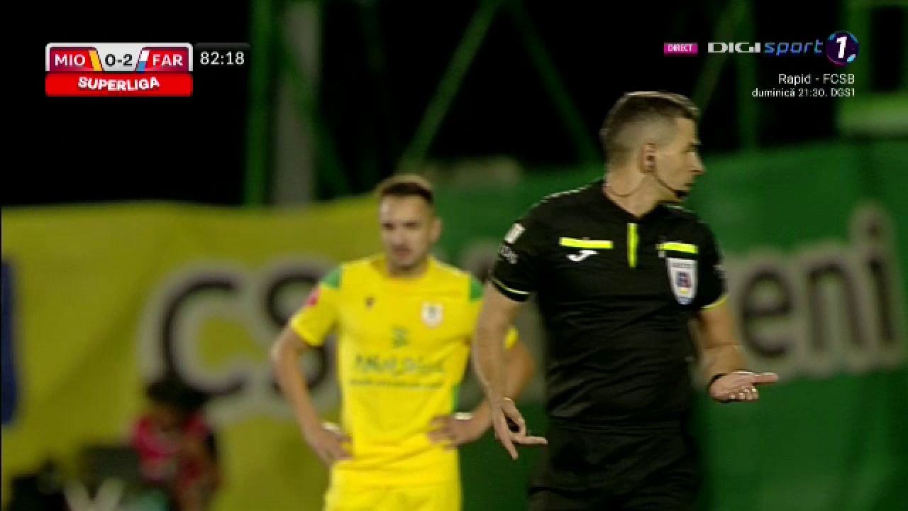 Moment amuzant în timpul meciului Mioveni - Farul! Ce a făcut un jucător pentru a nu fi eliminat_6