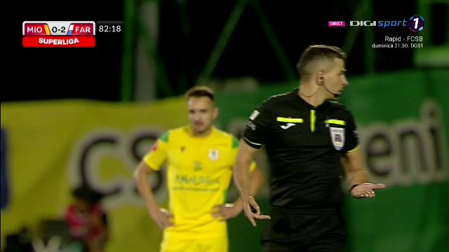 Moment amuzant în timpul meciului Mioveni - Farul! Ce a făcut un jucător pentru a nu fi eliminat_6