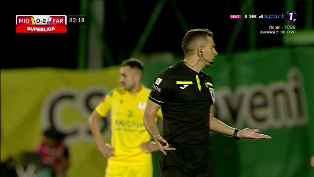 Moment amuzant în timpul meciului Mioveni - Farul! Ce a făcut un jucător pentru a nu fi eliminat_7