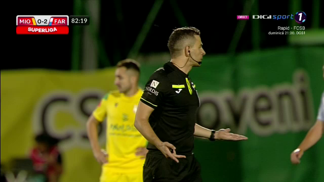 Moment amuzant în timpul meciului Mioveni - Farul! Ce a făcut un jucător pentru a nu fi eliminat_8
