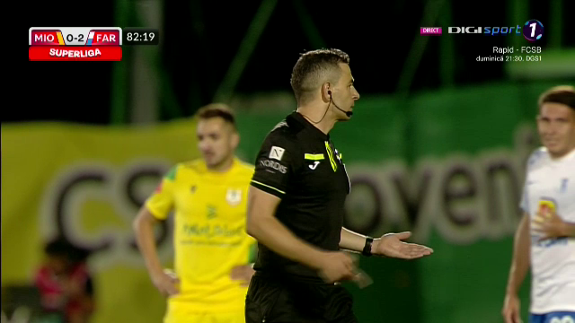Moment amuzant în timpul meciului Mioveni - Farul! Ce a făcut un jucător pentru a nu fi eliminat_9