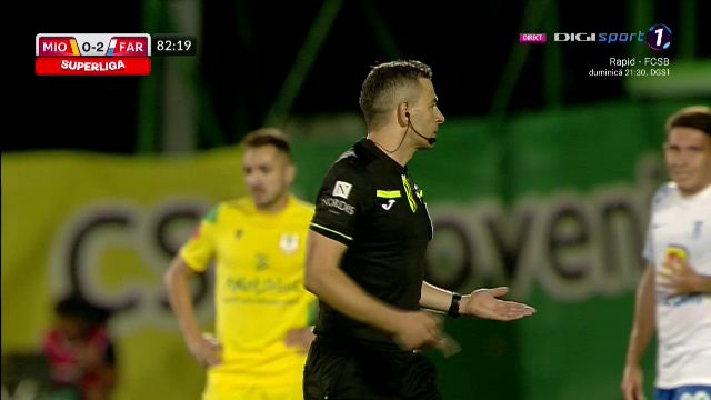 Moment amuzant în timpul meciului Mioveni - Farul! Ce a făcut un jucător pentru a nu fi eliminat_9