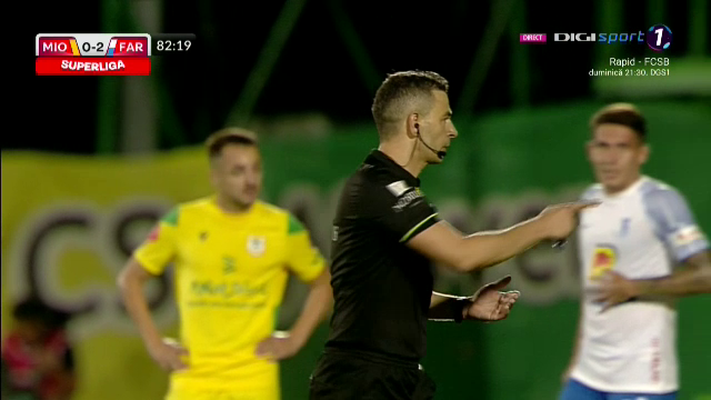 Moment amuzant în timpul meciului Mioveni - Farul! Ce a făcut un jucător pentru a nu fi eliminat_10