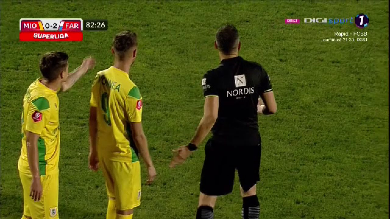 Moment amuzant în timpul meciului Mioveni - Farul! Ce a făcut un jucător pentru a nu fi eliminat_18