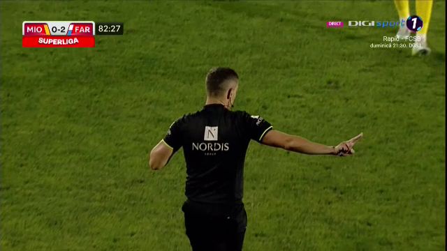 Moment amuzant în timpul meciului Mioveni - Farul! Ce a făcut un jucător pentru a nu fi eliminat_19