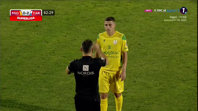 Moment amuzant în timpul meciului Mioveni - Farul! Ce a făcut un jucător pentru a nu fi eliminat_20