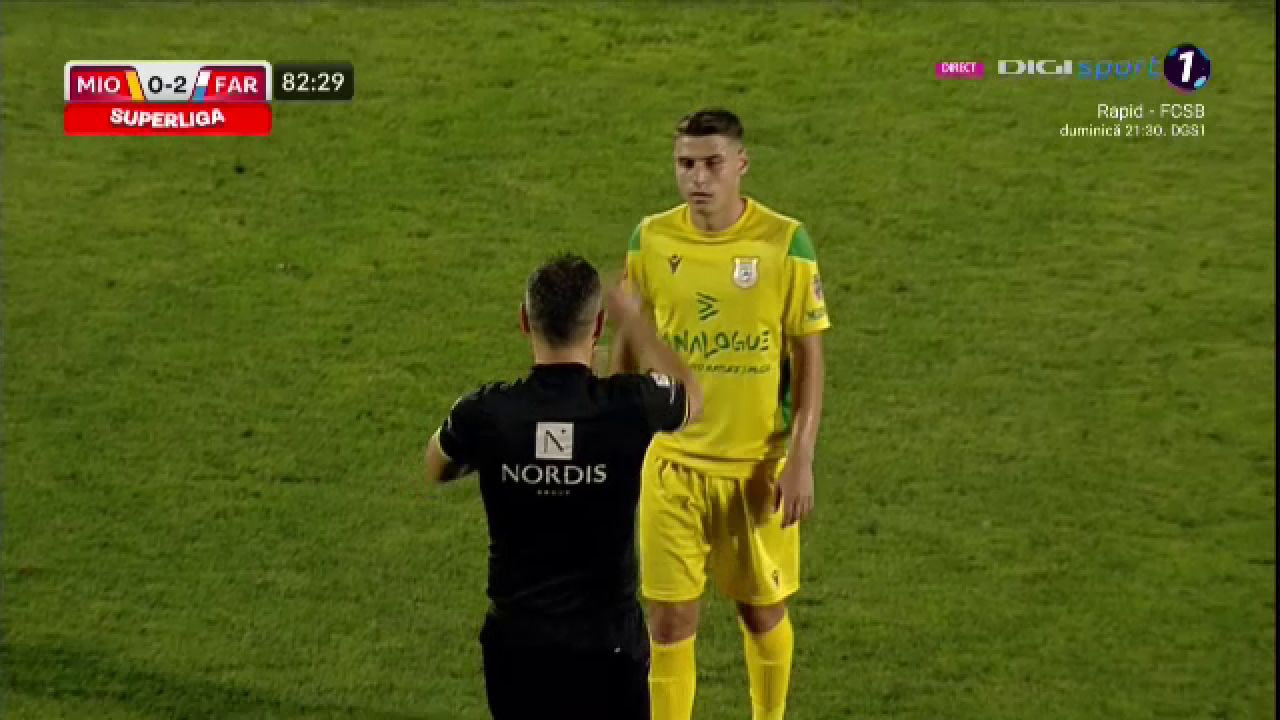 Moment amuzant în timpul meciului Mioveni - Farul! Ce a făcut un jucător pentru a nu fi eliminat_20