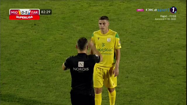 Moment amuzant în timpul meciului Mioveni - Farul! Ce a făcut un jucător pentru a nu fi eliminat_20