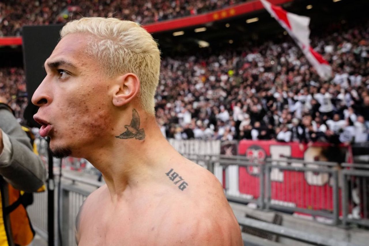 Manchester United luptă să
